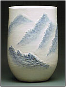 白瓷山霧花瓶